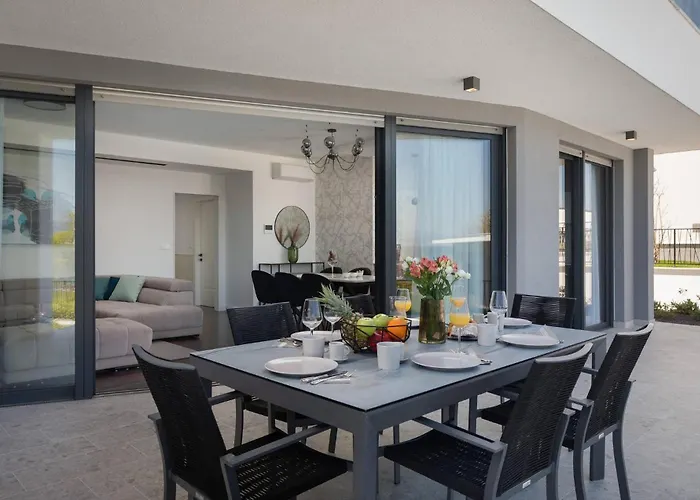 Сasa de vacaciones Gorgeous In Zidarici With Kitchen
