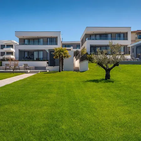 Semesterbostad Gorgeous In Zidarici With Kitchen Vantacici